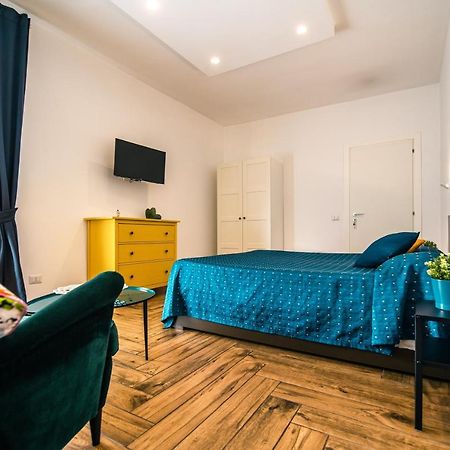 Hub Ferroviario - 12 Posti Letto Per Il Tuo Gruppo A Napoli Con Wifi E Netflix Bed & Breakfast エクステリア 写真