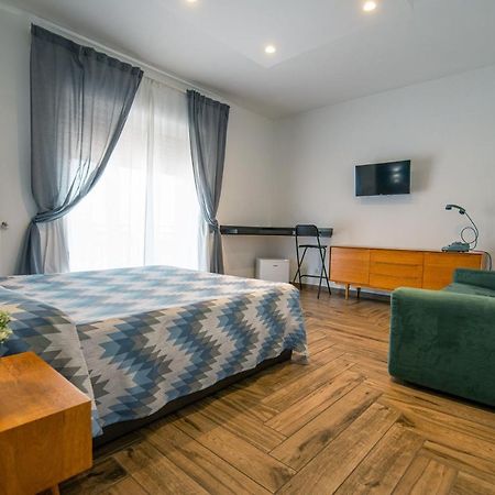 Hub Ferroviario - 12 Posti Letto Per Il Tuo Gruppo A Napoli Con Wifi E Netflix Bed & Breakfast エクステリア 写真