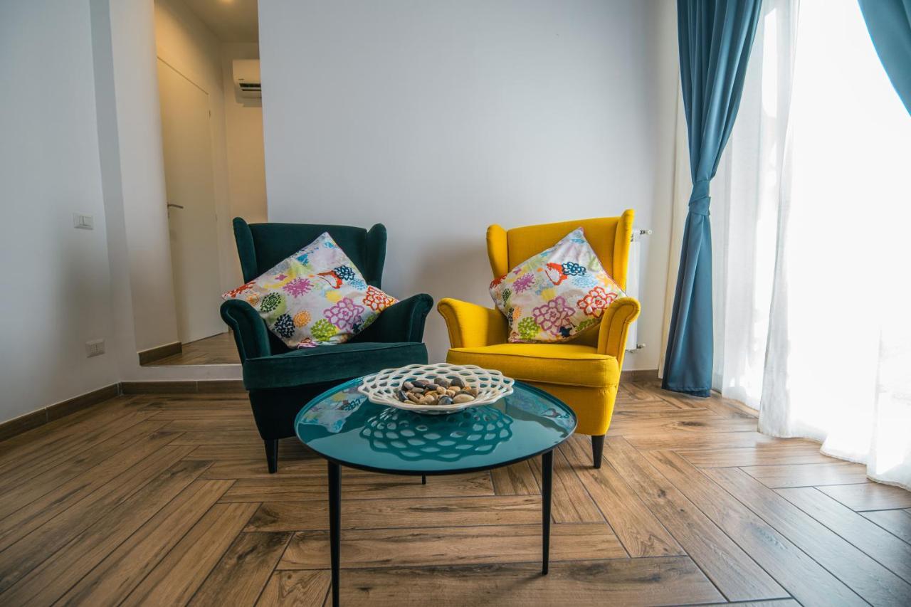 Hub Ferroviario - 12 Posti Letto Per Il Tuo Gruppo A Napoli Con Wifi E Netflix Bed & Breakfast エクステリア 写真
