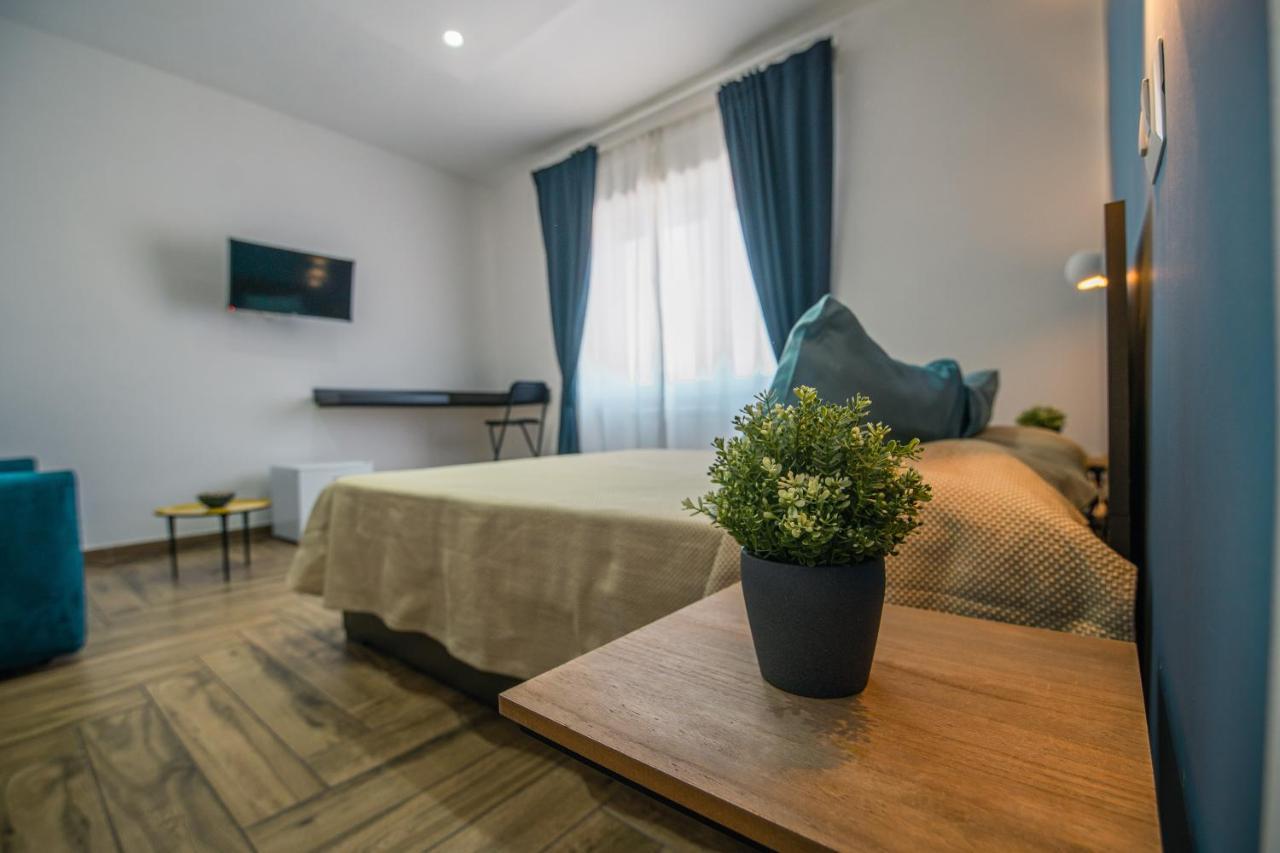Hub Ferroviario - 12 Posti Letto Per Il Tuo Gruppo A Napoli Con Wifi E Netflix Bed & Breakfast エクステリア 写真